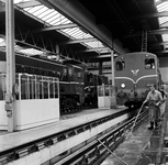 159343 Interieur van de lijnwerkplaats Watergraafsmeer van de N.S. te Amsterdam met de diesel-electrische locomotieven ...